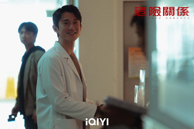 吳慷仁在《危險關係》飾演精神科醫生「羅梁」。（愛奇藝國際站提供）