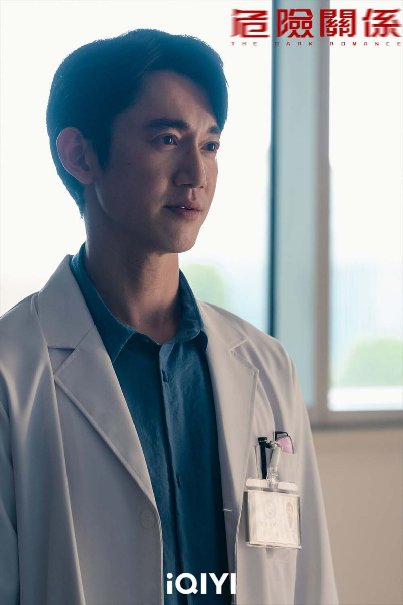 吳慷仁在《危險關係》飾演精神科醫生「羅梁」。（愛奇藝國際站提供）