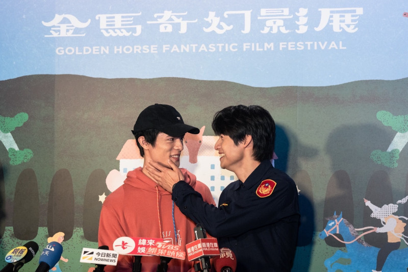 邱以太（左）和劉育仁在台劇《整個世界，只有你連上了我》上演「水蜜桃」味的男男吻。（金馬執委會提供）