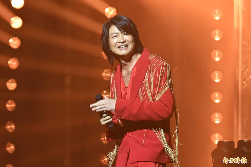 開場游鴻明身穿紅色西裝，霸氣自升降舞台上登場。（記者胡舜翔攝）