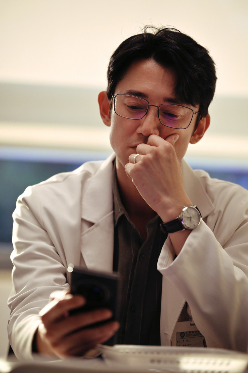 吳慷仁在《危險關係》監視孫儷。（愛奇藝國際站提供）
