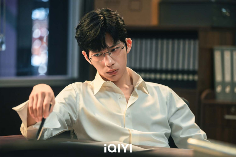 井柏然在《鋼鐵森林》飾演「江寒聲」。（愛奇藝國際站提供）