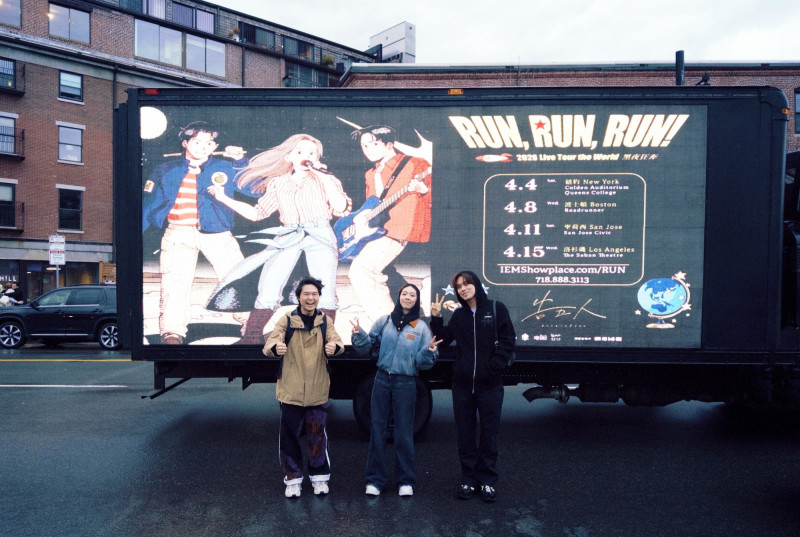 告五人巧遇自己的宣傳車。（相信音樂提供）