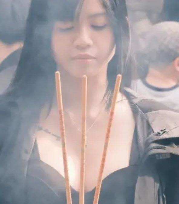 正妹網紅「低胸露肚」朝聖古廟…挨轟褻瀆神明 網抓包「香沒點火」開轟：詐騙