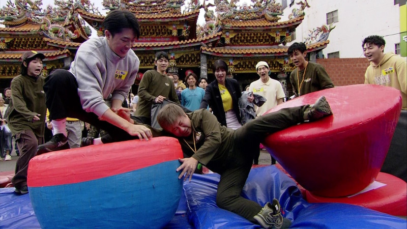 胡瓜重心不穩慘摔倒地 鞋噴飛狼狽呼叫董至成