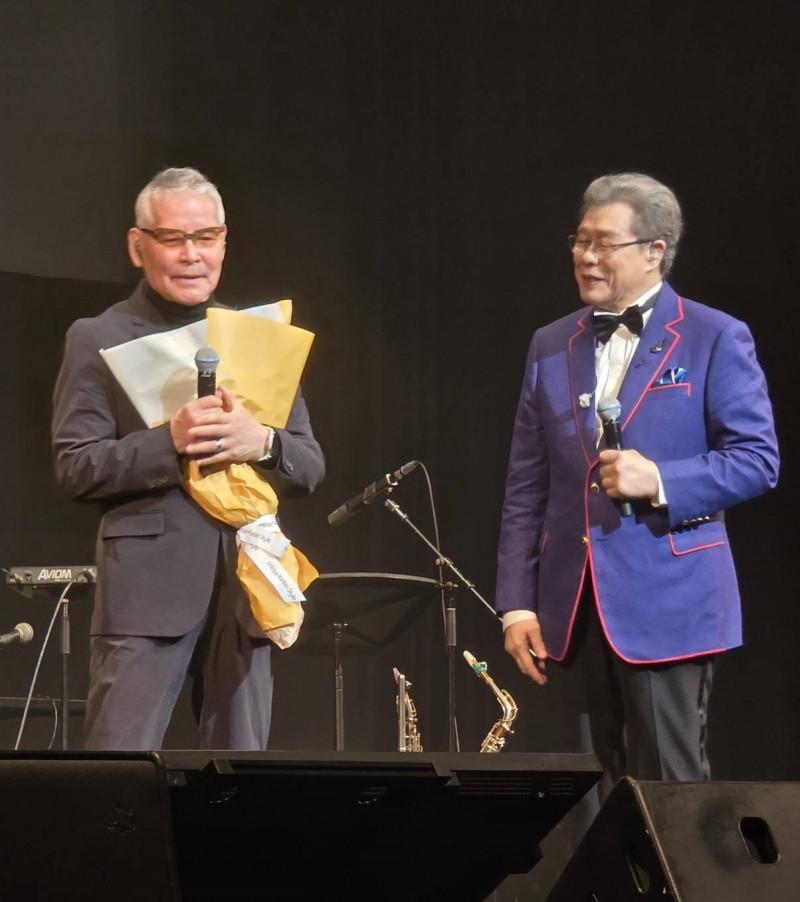 楊烈（右）邀請《榕樹下》歌曲始祖、日本國寶級藝人千昌夫擔任演唱會嘉賓。（印太戰略智庫提供）