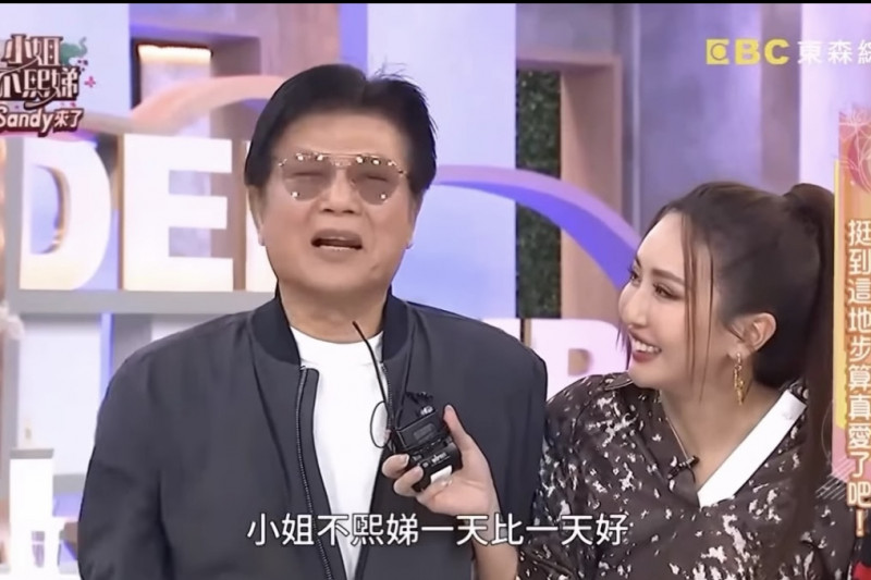 蔷蔷爸无预警闯入送水果。（翻摄自YouTube）