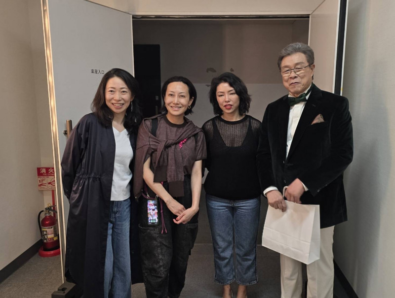 一青妙（左起）一青窈，楊烈女兒舞子和楊烈合照。（印太戰略智庫提供）