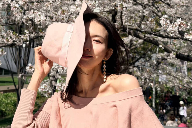 林志玲一字領「少女感爆棚」 小露鎖骨香肩賞櫻美照曝光