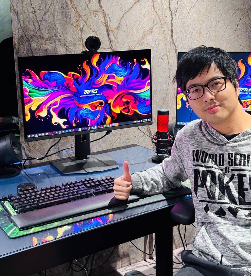 丁特8年前跟看直播的觀眾為了一張金卡，溝通許久。（翻攝自臉書）