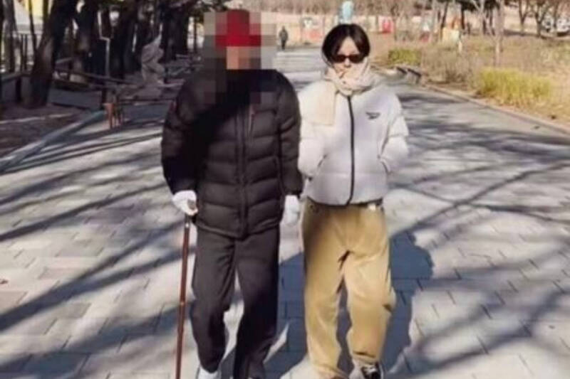 李孝利父女散步照曝光  「以女兒為榮」惹淚崩