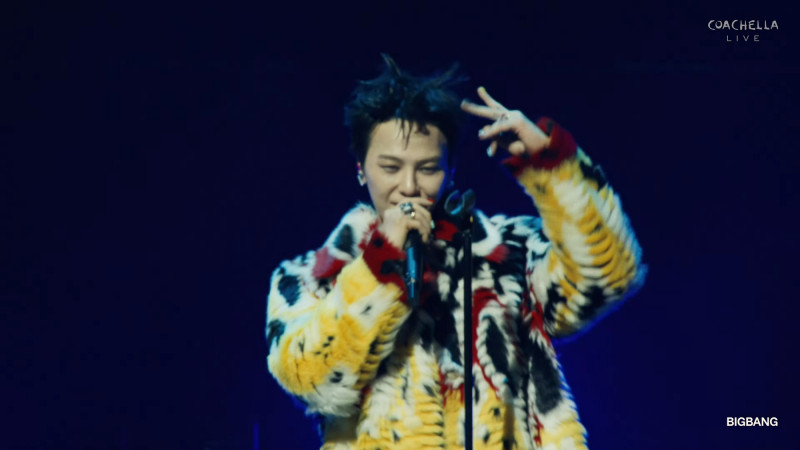 BIGBANG的GD看起來在做兔子飯撒，但其實只是比「2」。（翻攝自YouTube）