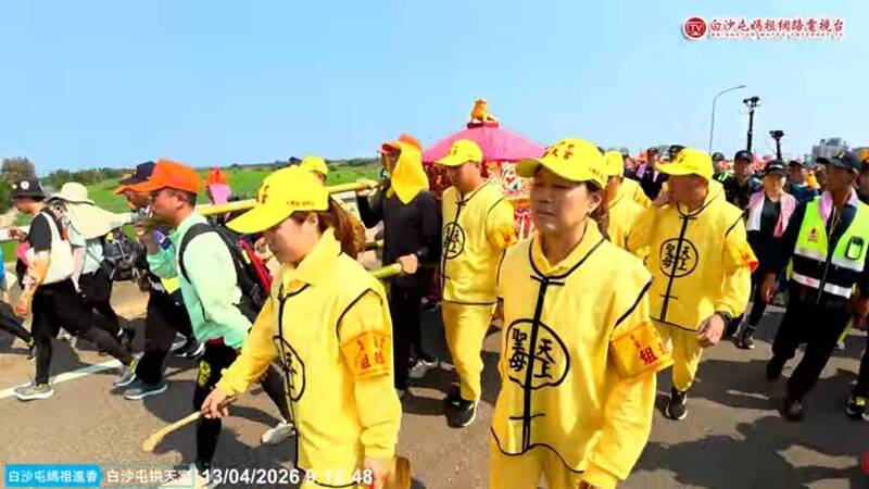 上萬名信徒跟隨！白沙屯媽祖過大安溪橋 空拍畫面震撼