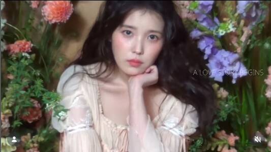 IU散發出柔美氣質，非常貼合新戲《21世紀大君夫人》當中的財閥千金形象。（翻攝自ELLE IG）