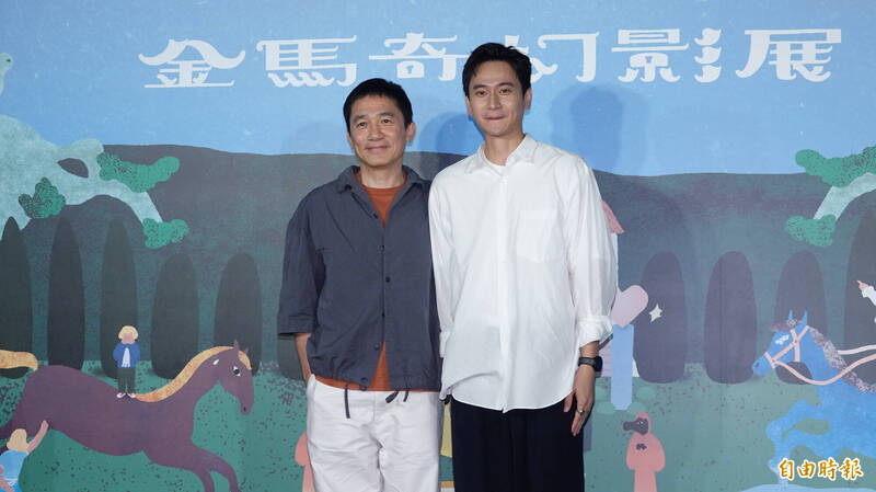 身為對談主持人的劉冠廷先前坦言壓力大，稍早被叫住和偶像偉仔合照，露出「乖學生」表情。（記者潘少棠攝）
