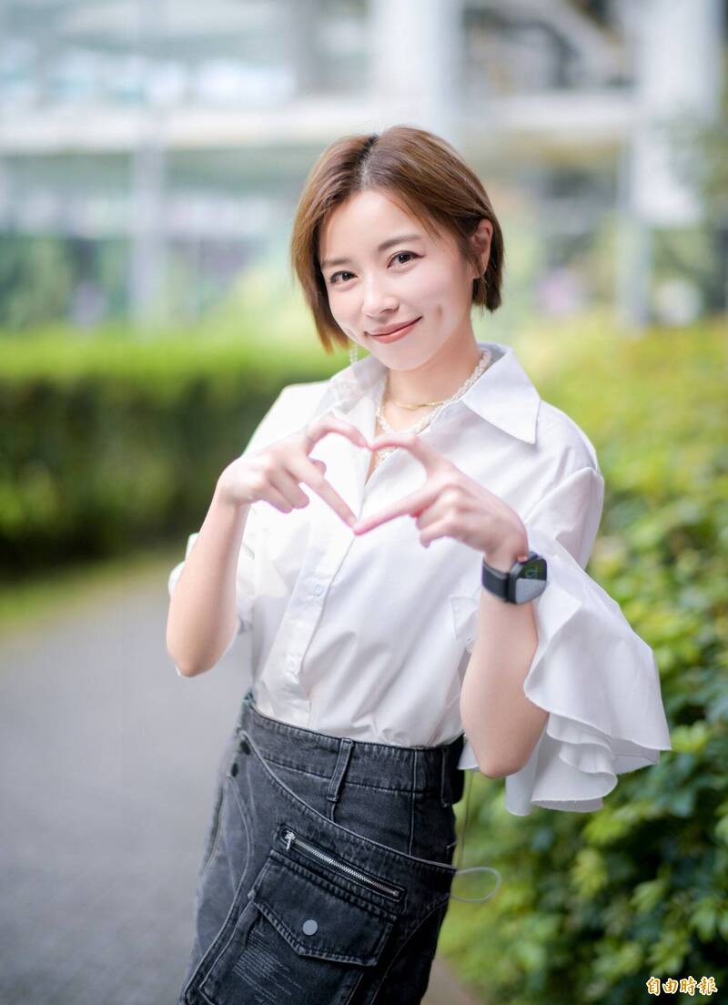 王瞳今日帶著霸氣樂團出席網紅見面會。（記者王文麟攝）