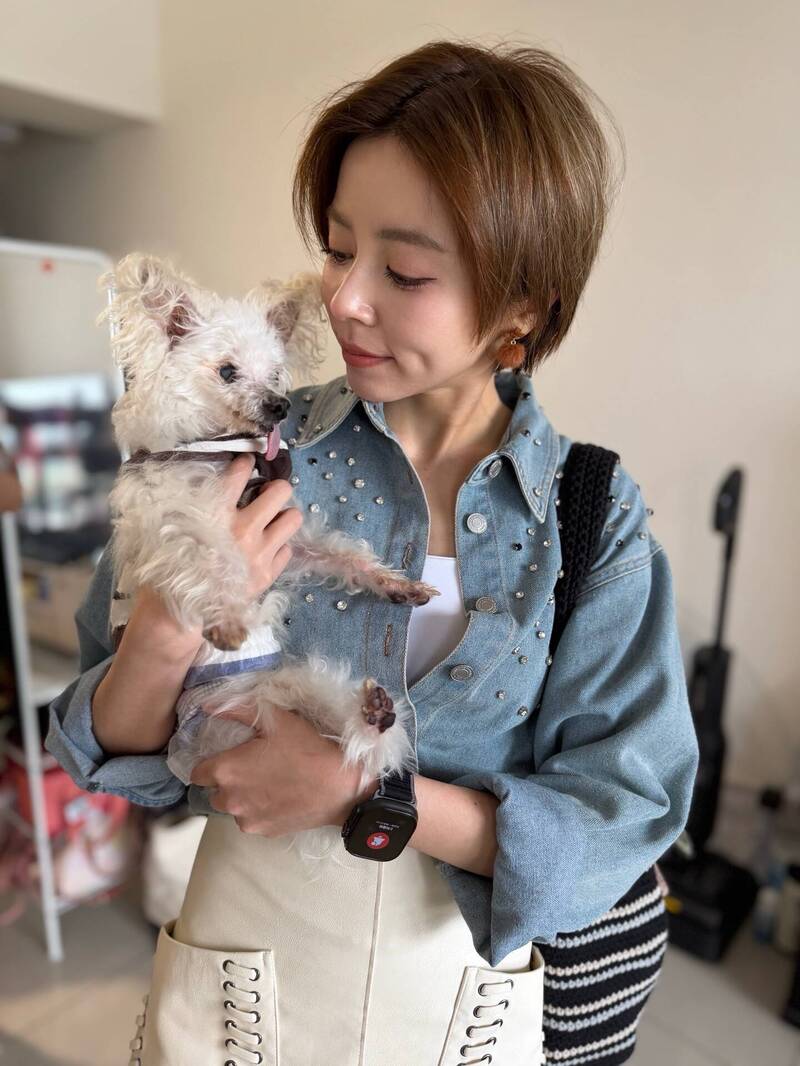 王瞳近來重心多擺在照顧愛狗身上。（翻攝自臉書）