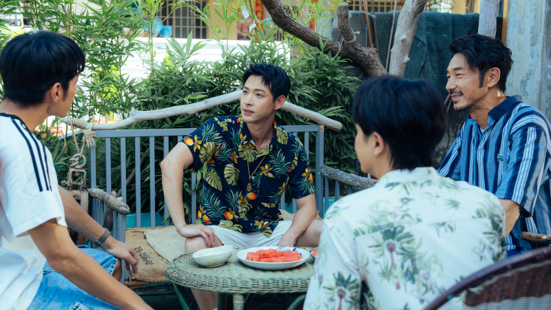 連晨翔（中）在《向流星許願的我們》客串飾演欲收購民宿的網紅David，強勢登場掀起對手戲火花。（有意思國際傳媒、犢影制作提供）
