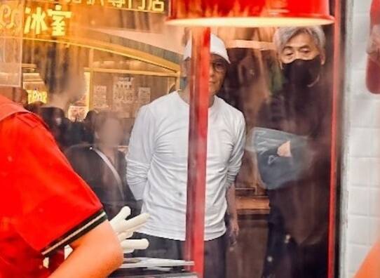 周潤發苗僑偉排隊引圍觀  巨星平民美食地圖大公開