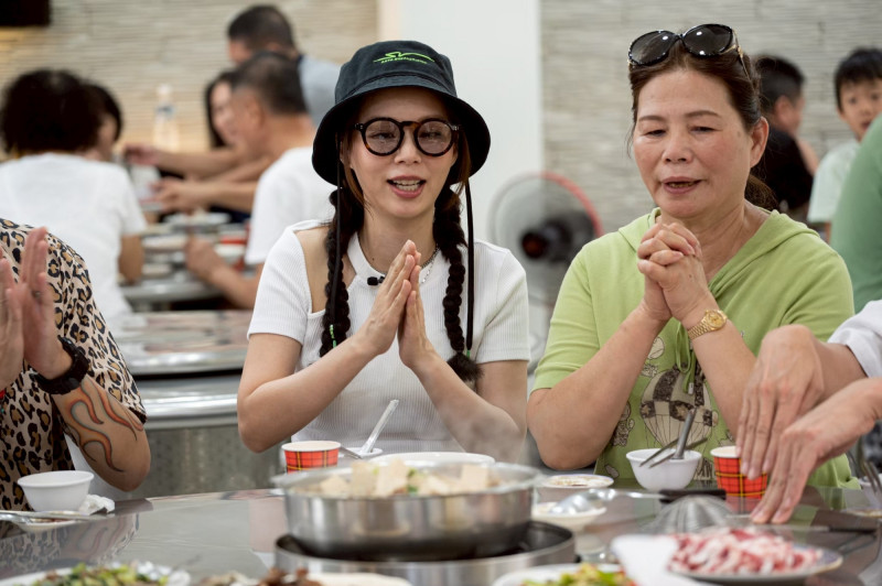 孫淑媚（左）和媽媽一起帶主持群遊高雄岡山。（公視台語台提供）