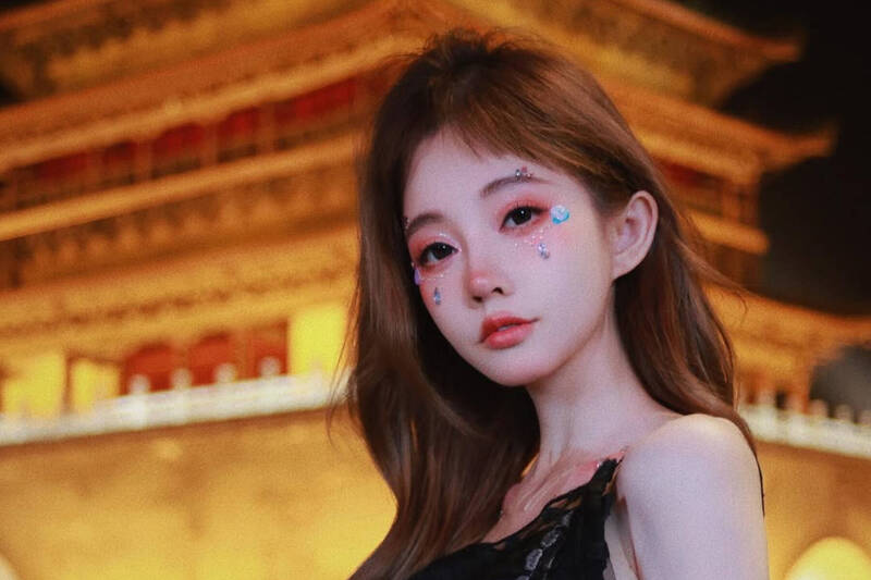 直播自爆整形內幕 馮提莫喊後悔 雙眼皮做完崩潰