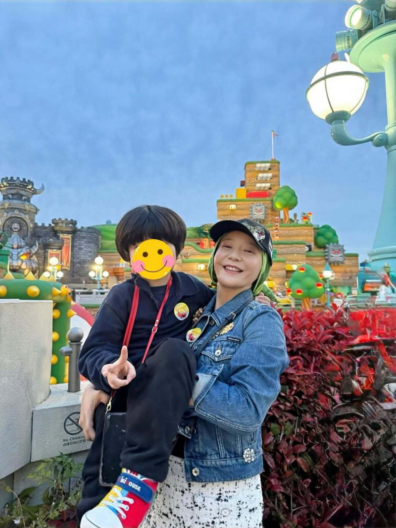 華原朋美曬親子照卻全程戴帽！粉絲憂：不太對