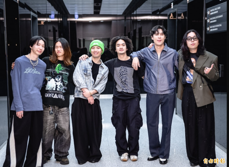 Billyrrom歡迎台粉「教我們髒話」 收臭豆腐泡麵慘叫：臭味飄一整天