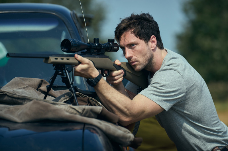 亞倫泰勒強森《0時盜數》爆肌拆彈 最帥制服誘惑性張力滿分