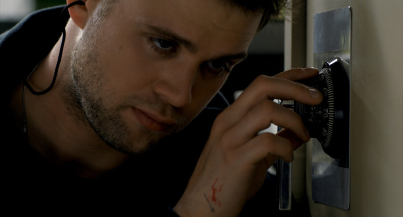 英倫小鮮肉「用耳朵犯罪」！飆戲影帝靠絕對音感破解保險箱