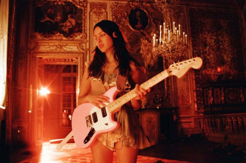 奧莉維亞相隔3年回歸！新曲MV凡爾賽宮奔跑 唱出戀情萌芽喜悅