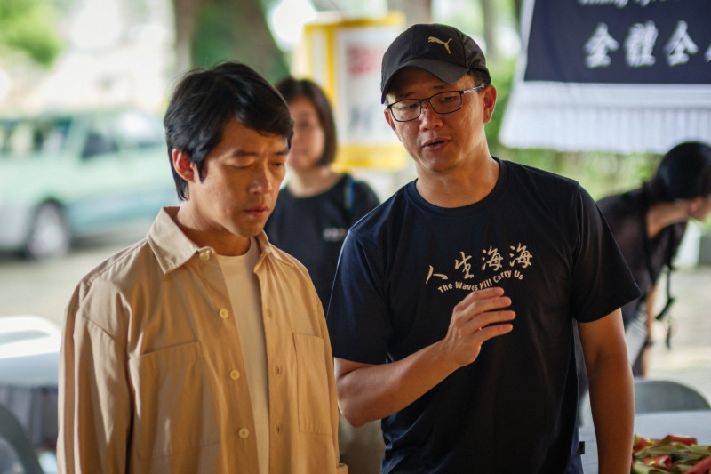 魏雋展（左）主演電影《人生海海》，難以掌握「距離感」，廖克發也從旁協助。（甲上娛樂提供）