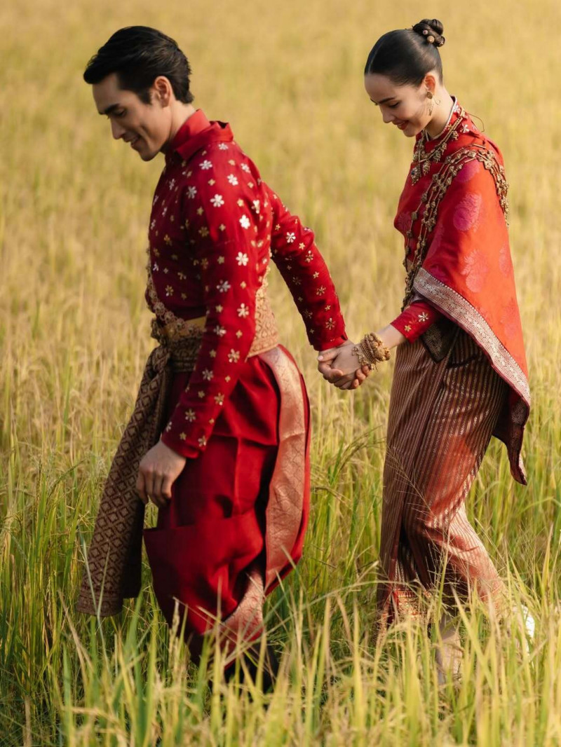 Nadech牽著Yaya的手。（翻攝自IG）