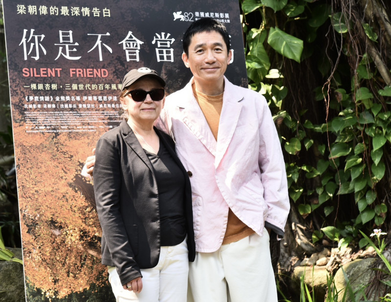 匈牙利名導伊爾蒂蔻恩伊達（左）和梁朝偉一同來台宣傳新片《你是不會當樹嗎》。（資料照，記者陳奕全攝）