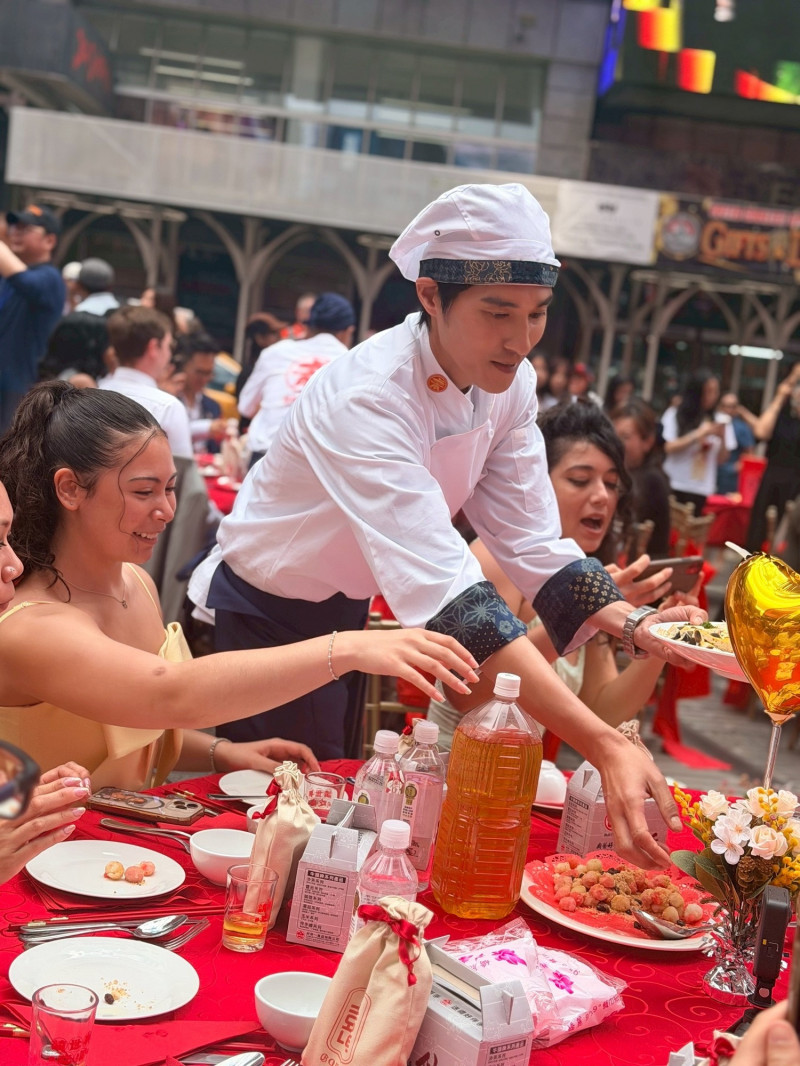 台灣辦桌震撼紐約！隋棠、藍正龍領軍「征服時報廣場」 老外搶拍狂吸5萬讚