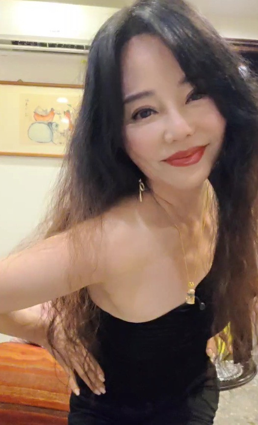 狄鶯在Twitch開直播。（翻攝自狄鶯Twitch）