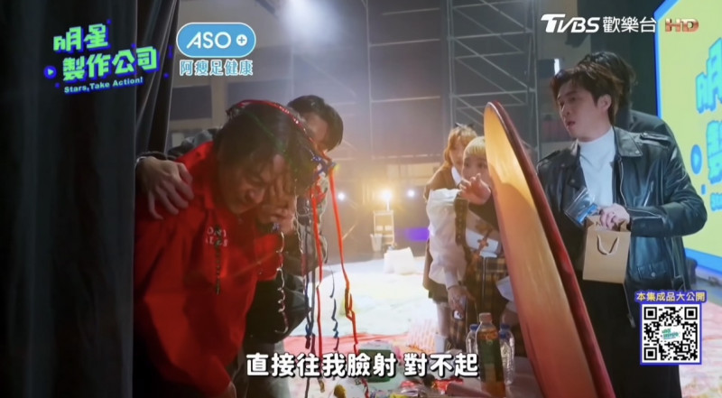 楊銘威慘遭近距離炸臉，黃偉晉錄影重大疏失。（翻攝自YouTube）