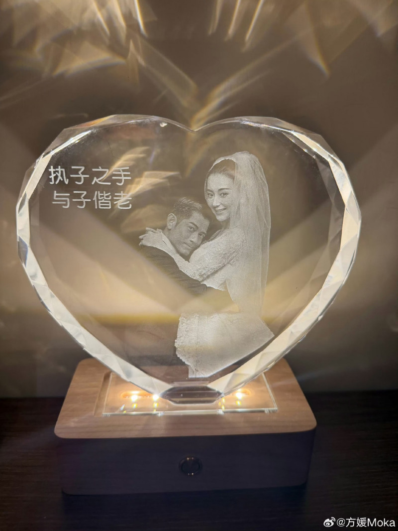 郭富城、方媛分享九週年紀念品。（翻攝自微博）