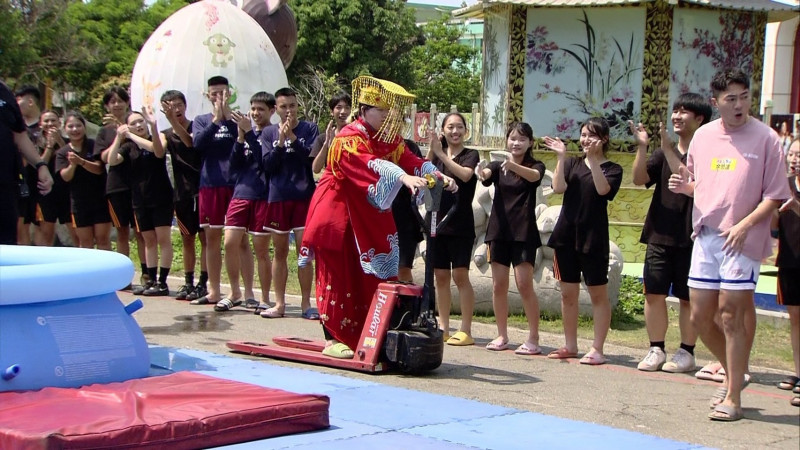 「媽祖」水中慘翻船全身濕 《大集合》全體狼狽道歉