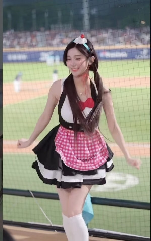 李珠珢穿上女僕裝超級可愛。（翻攝自IG）