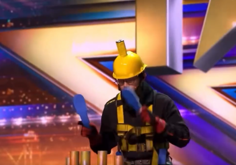 藍白拖+蜂炮震撼英國達人秀！台灣「水管阿民」靠觀眾逆轉晉級