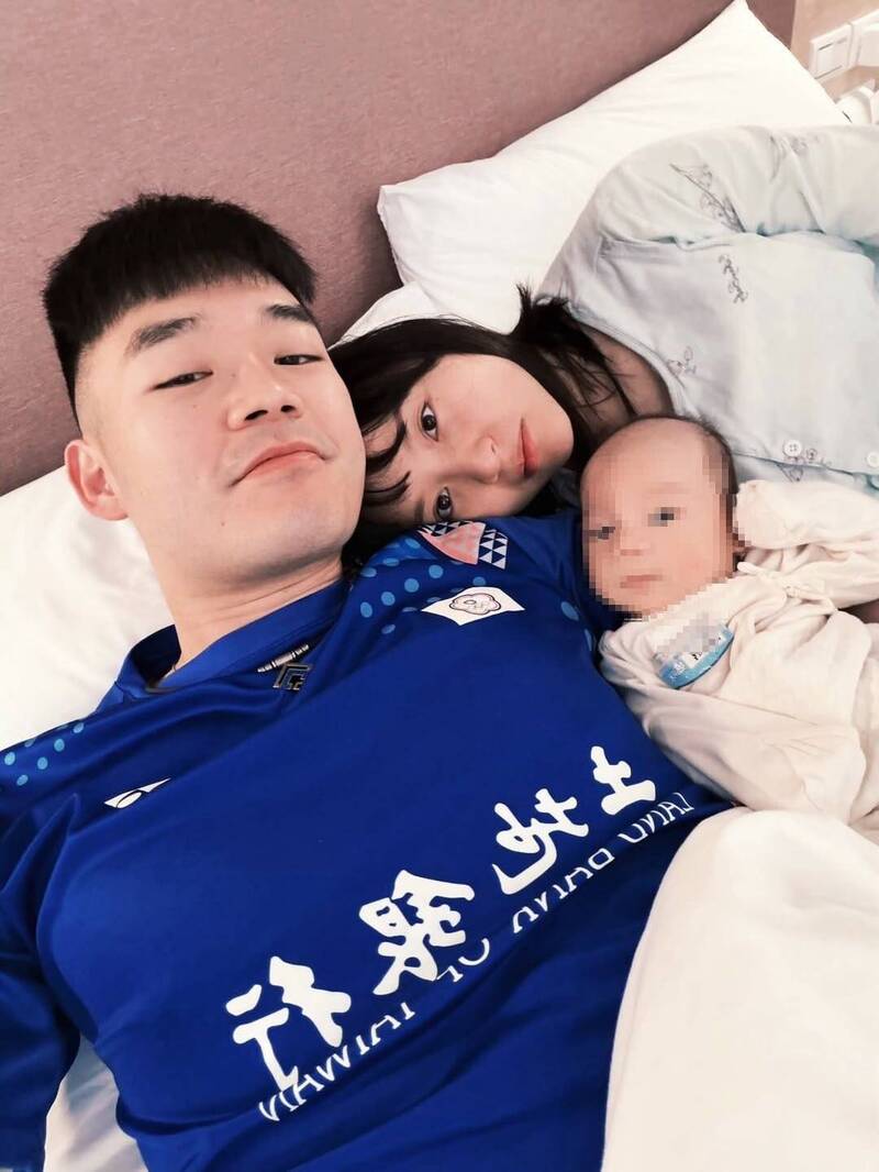 王齊麟當爸1個月 曬一家三口甜照吐心聲：一不留神你就長大了