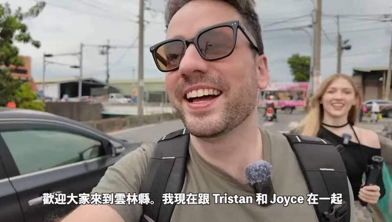 外國網紅朝聖白沙屯！一路狂收結緣品 驚呼：像見湯姆克魯斯