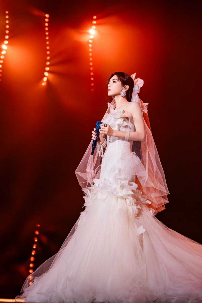 Ella在演唱會上獻唱出道三部曲。（勁樺娛樂提供）