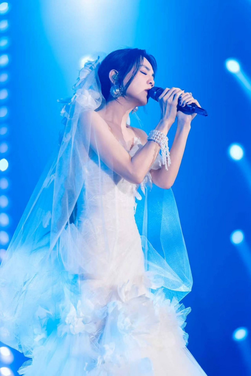 Ella難得在演唱會上披上白紗獻唱。（勁樺娛樂提供）