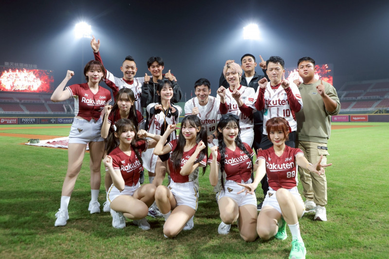 應援團長們、樂天女孩沈珈妤和五本柱一起大隊接力。（樂天桃猿提供）