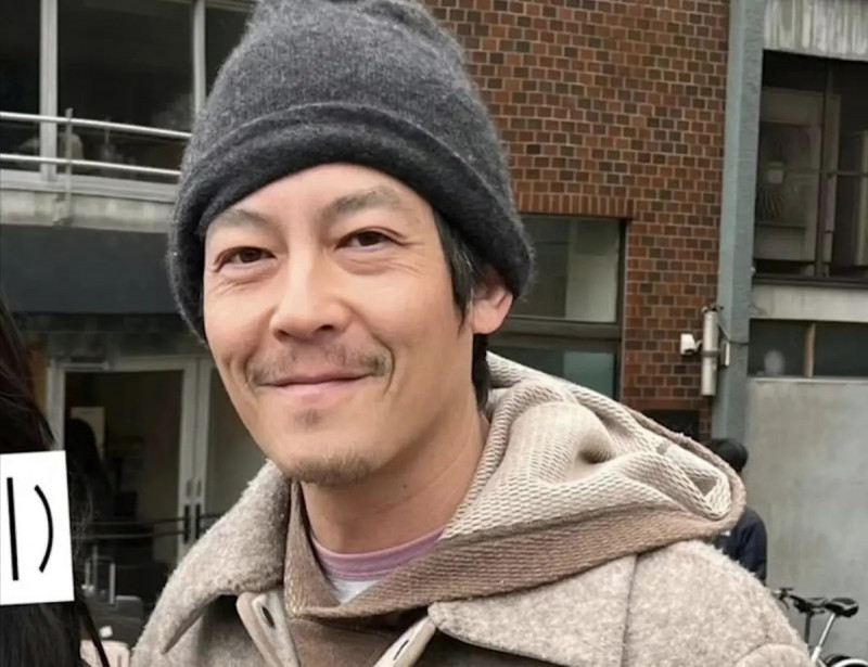 網友在日本滑雪巧遇陳冠希，他已顯出老態。（翻攝自微博）