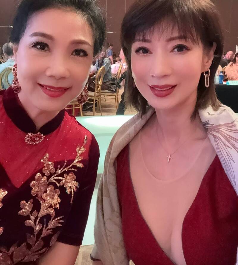 54歲溫翠蘋辣尬63歲凌蕙蕙  紅吱吱爆乳略勝一籌