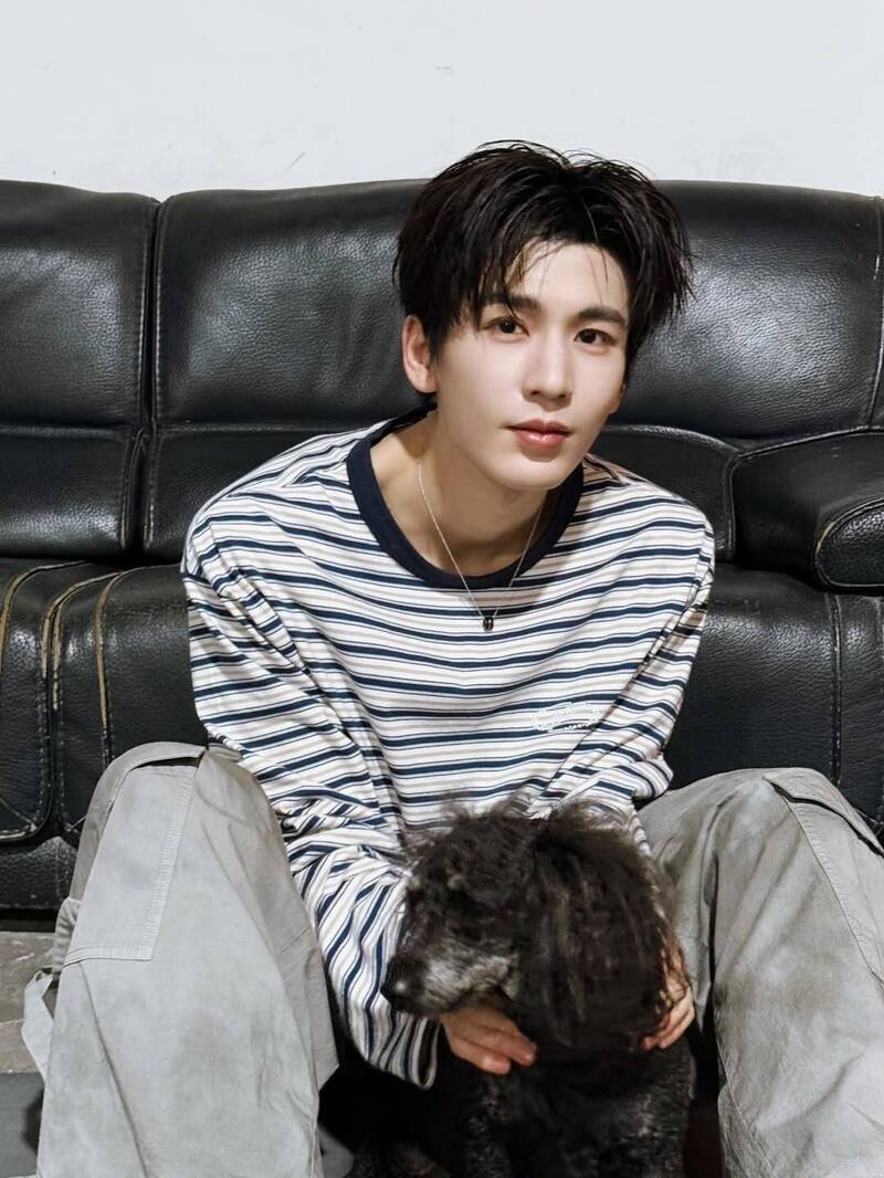 張凌赫曬狗狗合照！ 翻牌粉絲一句回覆引爆留言區