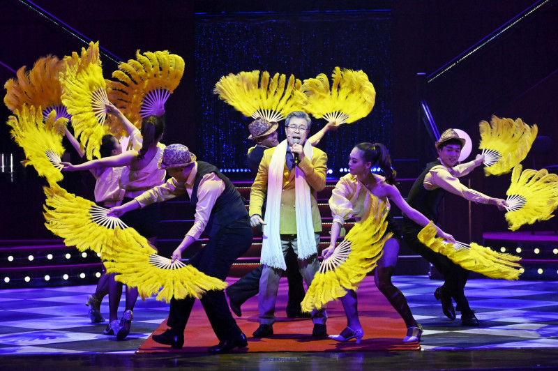 楊烈在《明星養老院》演唱組曲，現場宛如小型演唱會。（金星文創提供）