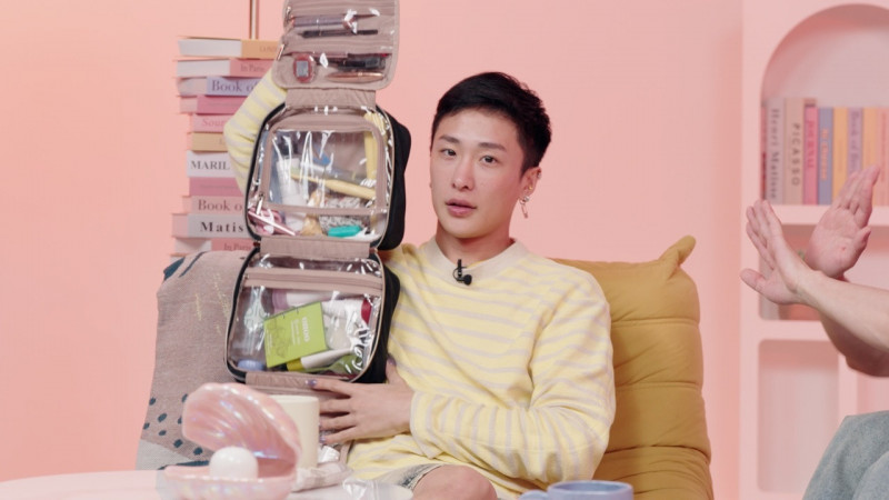 妮妃雅開箱化妝包，竟掏出老虎鉗。（公視提供）